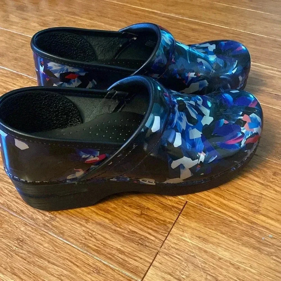 Dansko abstract print - shades of blue - size 40 (8.5) clogs - Picture 1 of 8